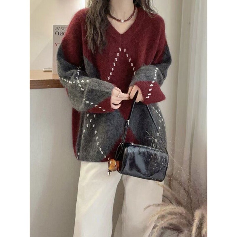 New Soft and Stylish Red Christmas Sweater with Contrasting Diamond Pattern, New Style, Super Nice and Relaxed-Looking Knit Top New Soft and Stylish Red Christmas Sweater with Contrasting Diamond Pattern, New Style, Super Nice and Relaxed-Looking Knit Top