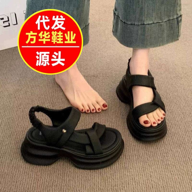 Sandalias de alta sensación para mujeres 2026 nuevos zapatos de suela gruesa muffin romana con falda explosiva zapatos de playa de moda