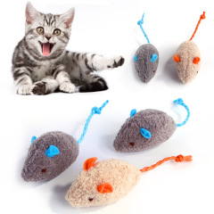 猫のおもちゃは小さいネズミのミントのネズミのかわいい形の猫のインタラクティブなペットのおもちゃのメーカーの現物の卸売りをシミュレーションします。