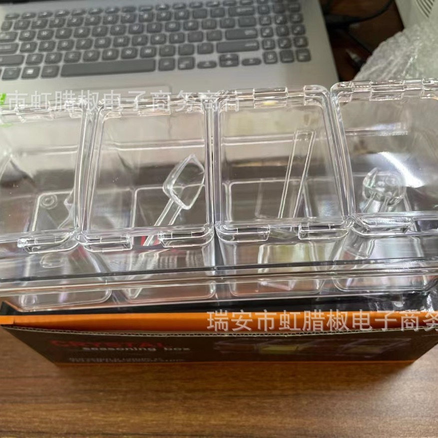 Suministros de cocina caja de condimento transparente caja de condimento de cuatro rejillas tarro de condimento cuatro en uno con traje de cuchara suministro directo de fábrica