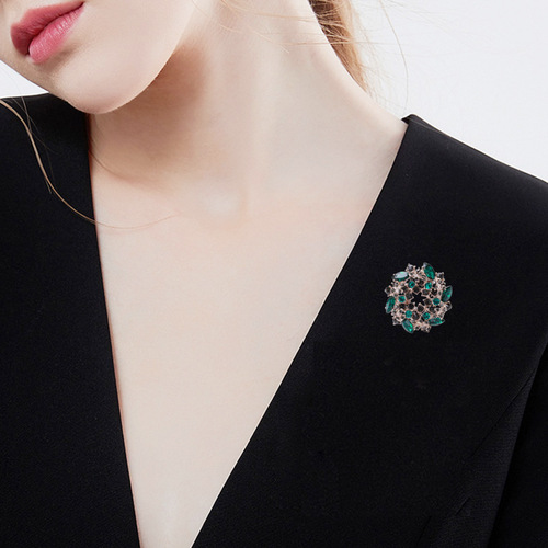 Elegant European and American Retro Crystal Wisteria Brooch for Women, Fashionable and Versatile, Ideal for Coats and Clothing Decor, Direct Manufacturer Sale