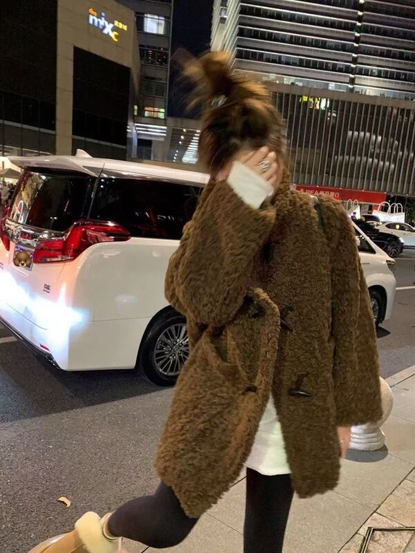 Brown Horn-Buttoned Shearling Coat for Women, Autumn and Winter Fashion, Lazy Style, Mid-Length Teddy Fur Coat