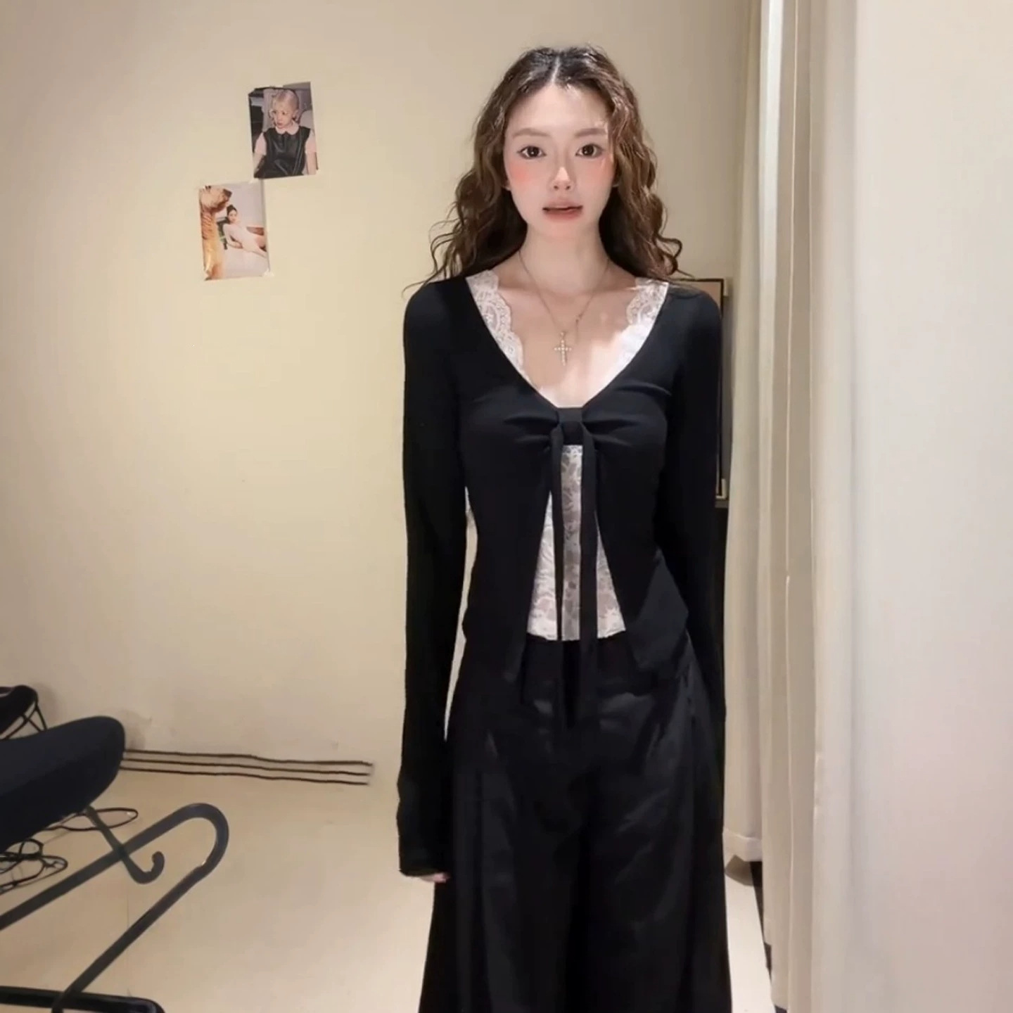 DY821撞色V领绑带蕾丝拼接长袖T恤女秋修身显瘦内搭短款上衣潮ins