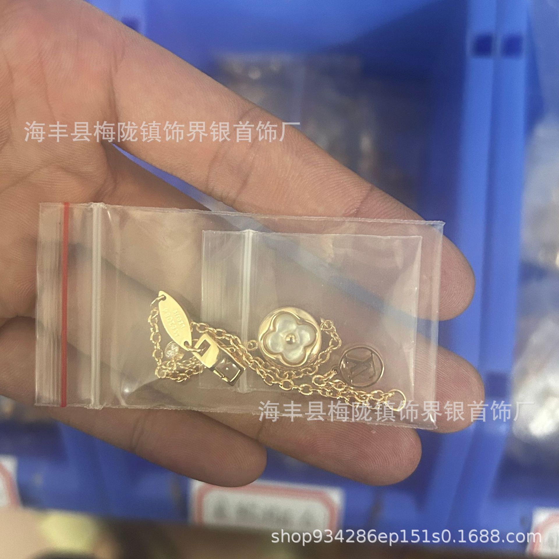 Donkey Familyの新作高級版四つ葉のクローバー五花ブレスレット、女性用18金メッキ、オールドフラワーパウダーシェルネックレス、アマゾナイトイヤリング