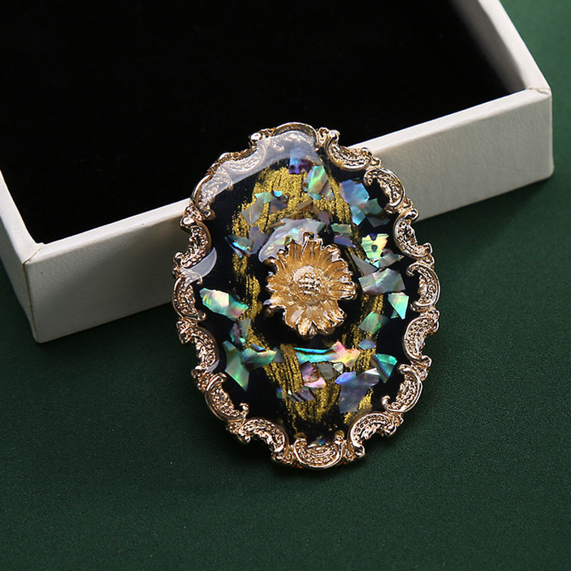 Gefertigt mit mittelalterlichem Filigran, barocken Emaille-Blumenmotiven, edlen Kristallen und Art-déco-Linien. Ein liebevoll gestaltetes, elegantes Erinnerungsstück für Geburtstage und Jubiläen._voghion.com