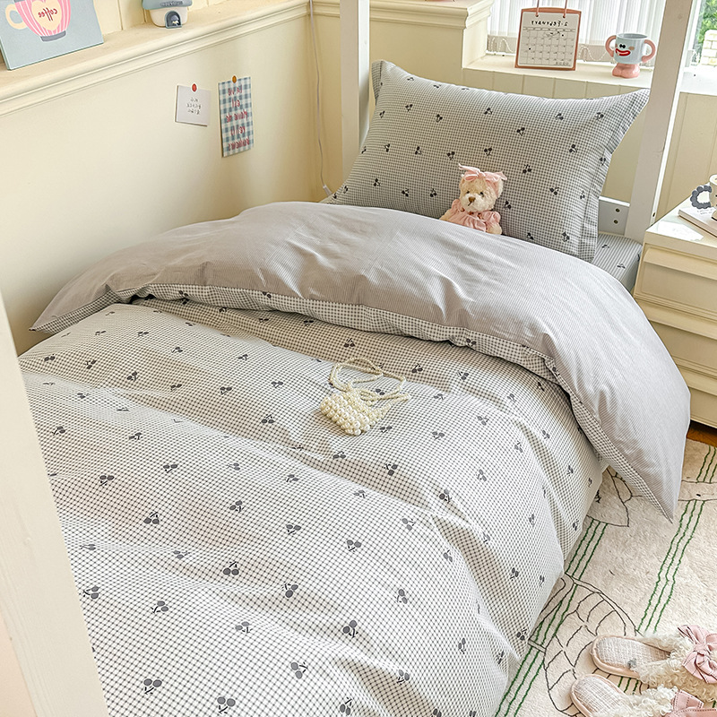 Cama fresca pequeña de cuatro piezas de algodón puro 2025 nuevo estilo dormitorio de estudiantes universitarios sábana edredón ropa de cama de tres piezas