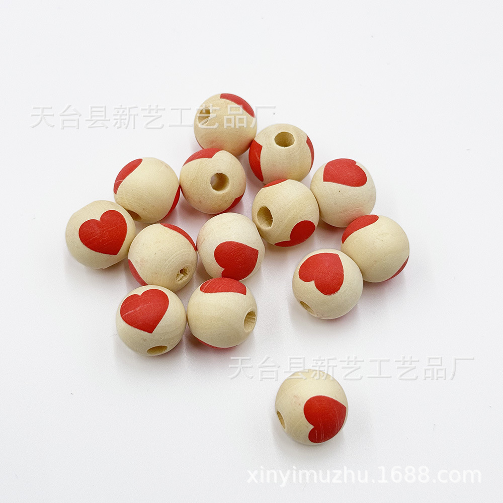 原木色底红爱心