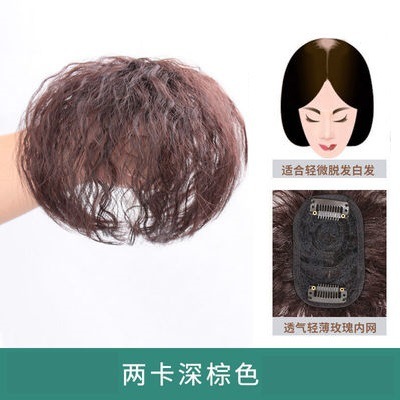頭の上で髪を直します。女性の髪巻きはショートヘアです。|undefined