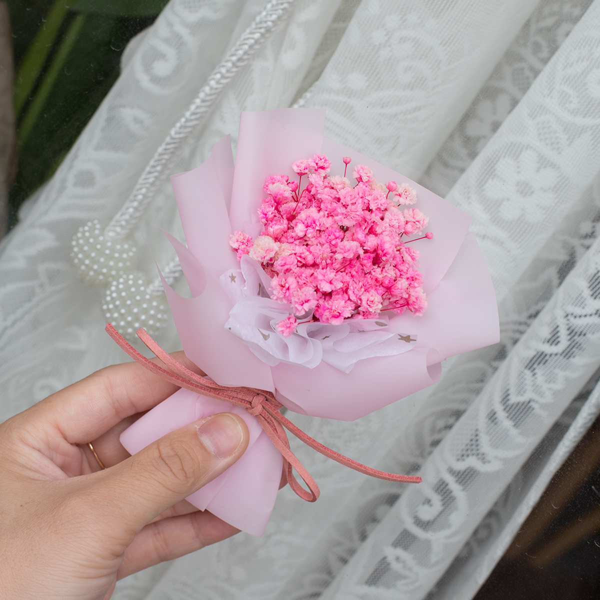 새로운 핑크빛 별이 빛나는 하늘