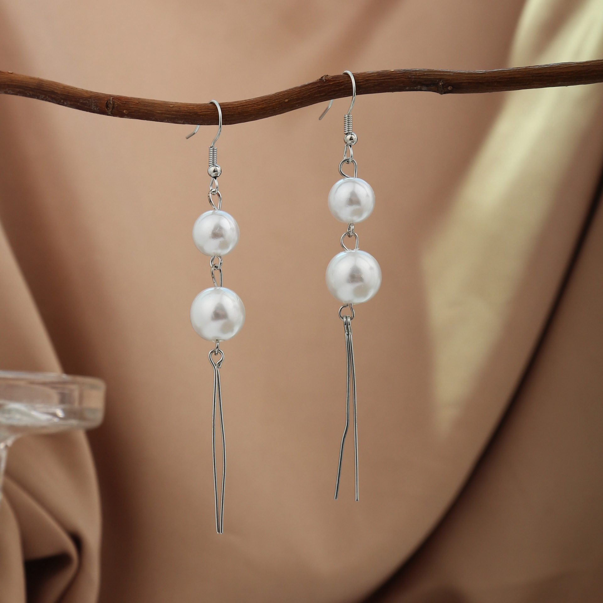Pendientes de pétalos blancos de estilo coreano de alta gama con elegantes borlas de flores transparentes y perlas.