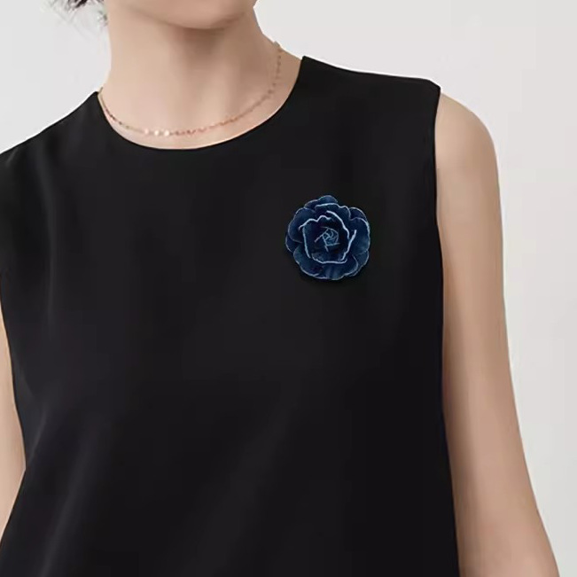 Vintage denim stoffen camelia broche, een elegant driedimensionaal accessoire voor dames._voghion.com
