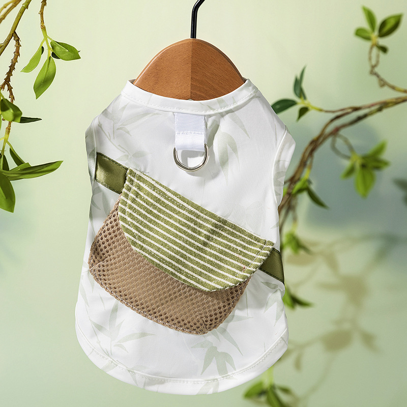 Los perros de verano en el bosque de bambú de verano pueden poner bolsas de hielo en ropa fresca para refrescarse Gatos frescos al aire libre protección solar ropa para perros