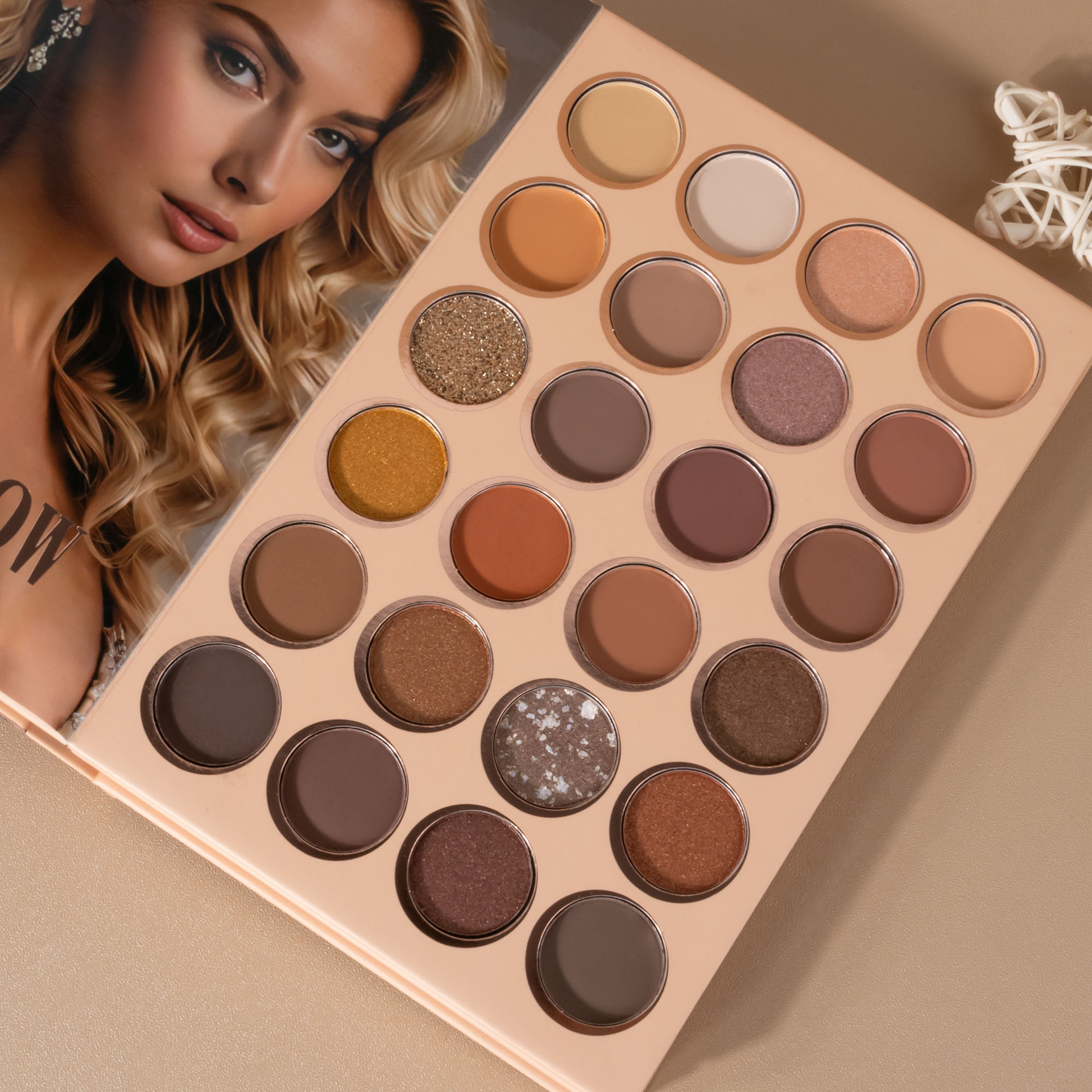 A 54-color cross-border bestseller, 3-page eyeshadow palette, matte pearlescent blush, high-gloss one-piece, easy-to-apply makeup undefined