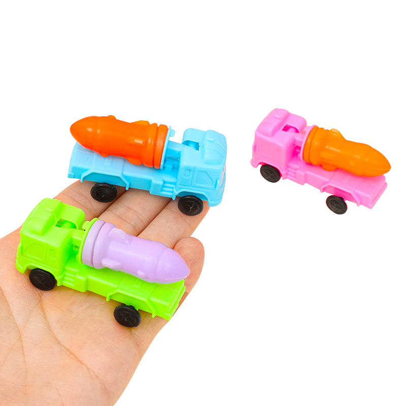 Fábrica de juguetes al por mayor coche de misiles de dibujos animados para niños mini modelo de coche camión pistola de agua juguete pequeño suministro de puestos callejeros