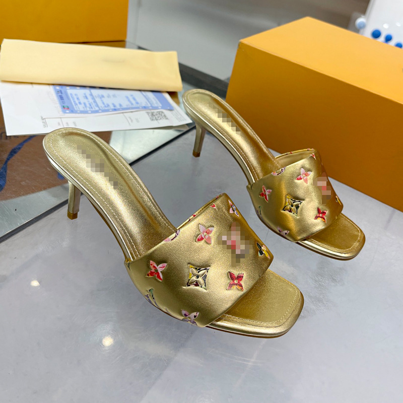 Sandalias casuales de moda europea y americana 2025 nuevas zapatillas de cuña en relieve de moda de cuero mujer playa transfronteriza 8,5 cm