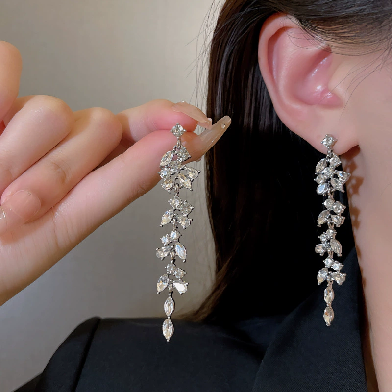 Серьги S925 серебро с иглой, акценты из циркона, минималистичные дизайны класса light‑luxury, ультра‑легкие 0.006 кг