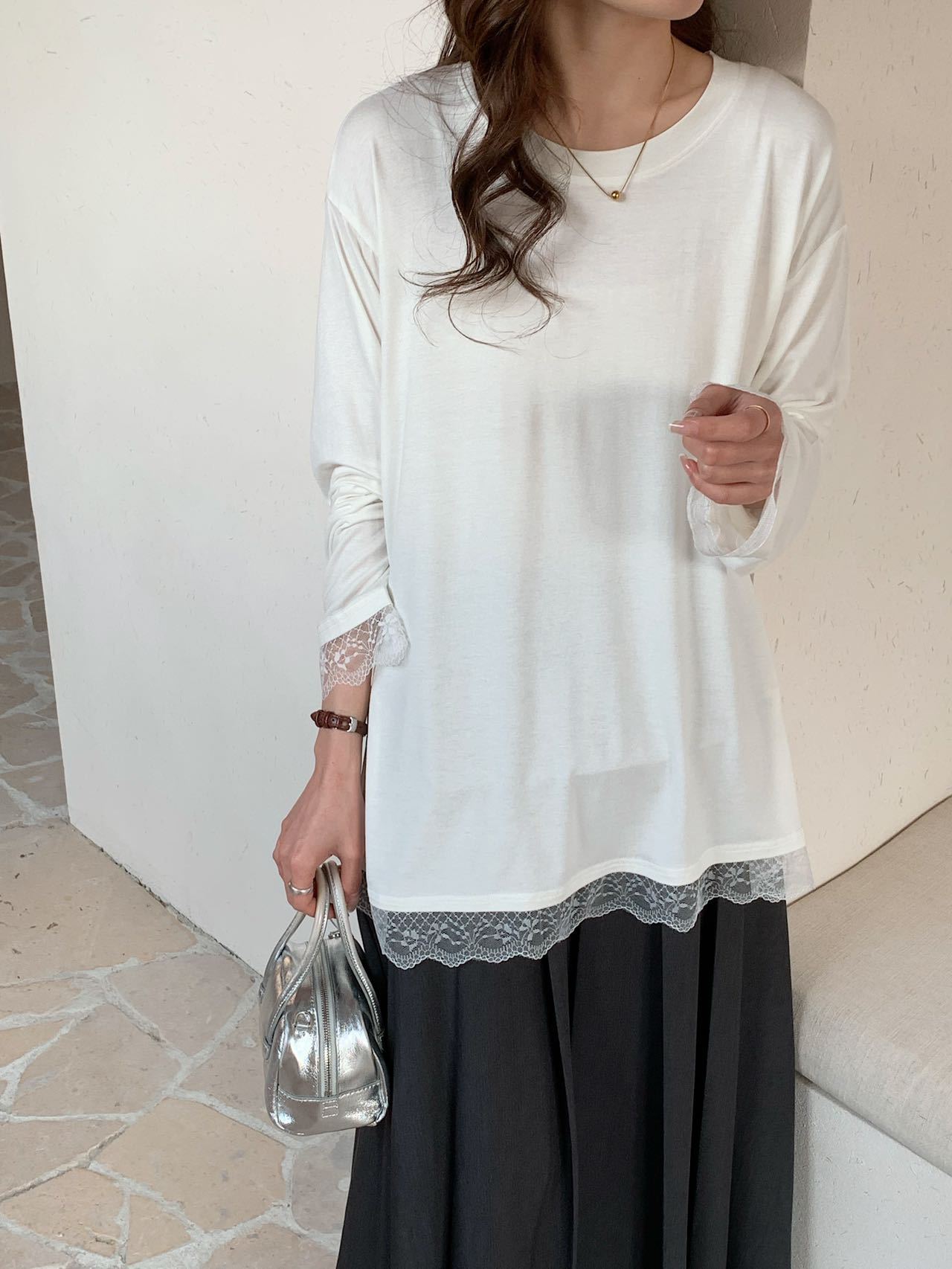 Diseño de la camisa de fondo con costuras de encaje de todo fósforo 2024 otoño e invierno nuevo estilo lijado adelgazante top temperamento de moda femenina