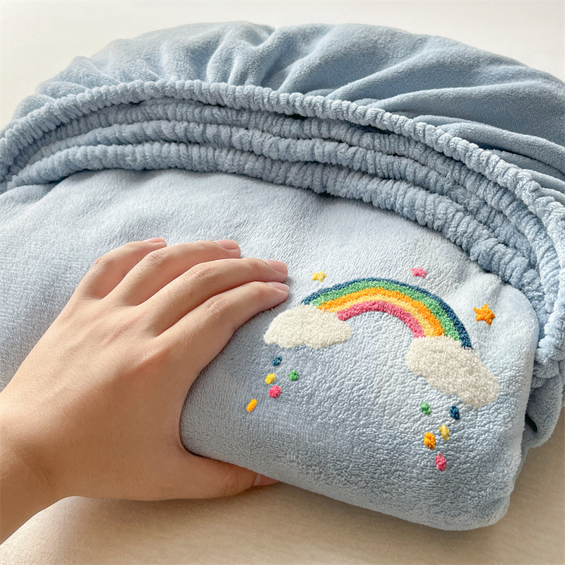 Madre y bebé clase A cama de terciopelo de leche sombrero caliente toalla antiestática bordada colchón cubierta protectora de invierno grueso cubierta de cama de terciopelo
