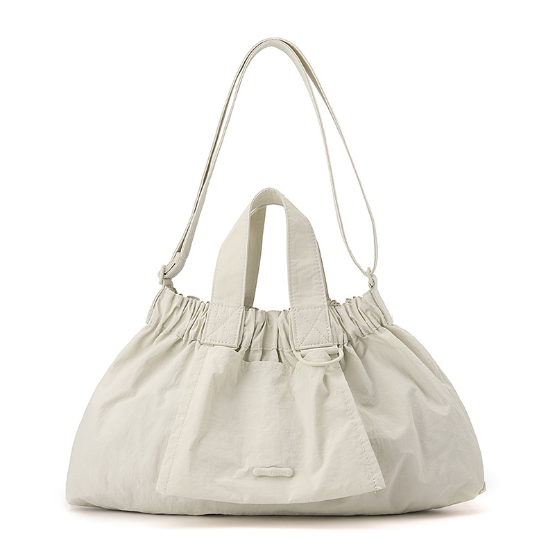 El nuevo diseño de nicho coreano del comercio exterior tiene un sentido del conocimiento de embarque a mano y una bolsa de mujer en el hombro es ligera, casual y plegable.