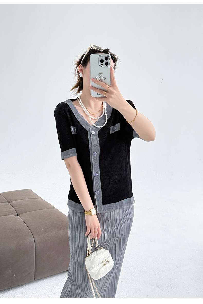 Áo phông ngắn tay cổ chữ V phong cách Chanel, thiết kế màu tương phản kiểu ngắn — Màu đen chi tiết 14