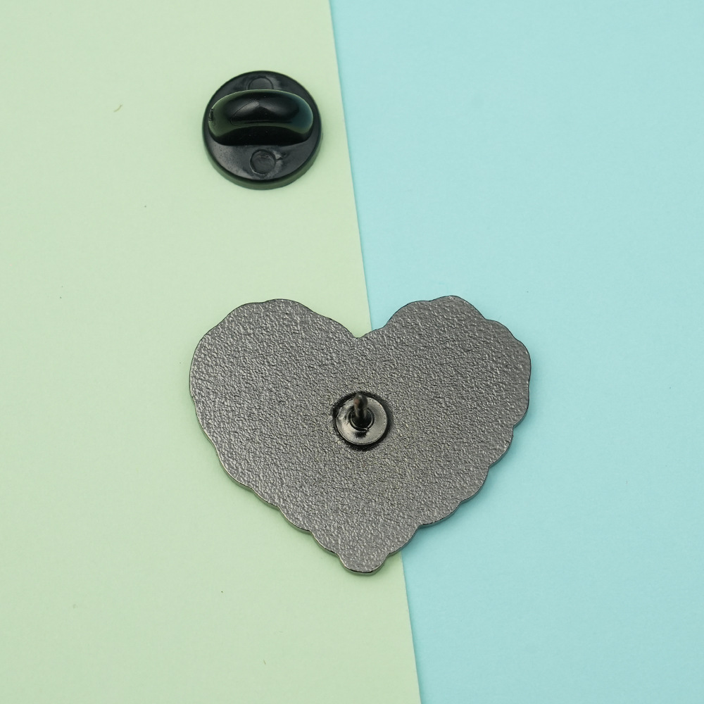 Personalized English Letter Heart-Shaped Enamel Brooch Metal Badge Fashion Collar Backpack Decoration
