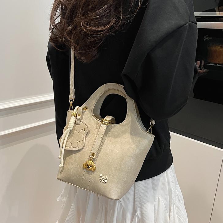 Moda coreana portátil bolso de cubo de agua para mujeres 2025 nuevo nicho simple bolso de hombro de alto nivel bolso de mochila versátil