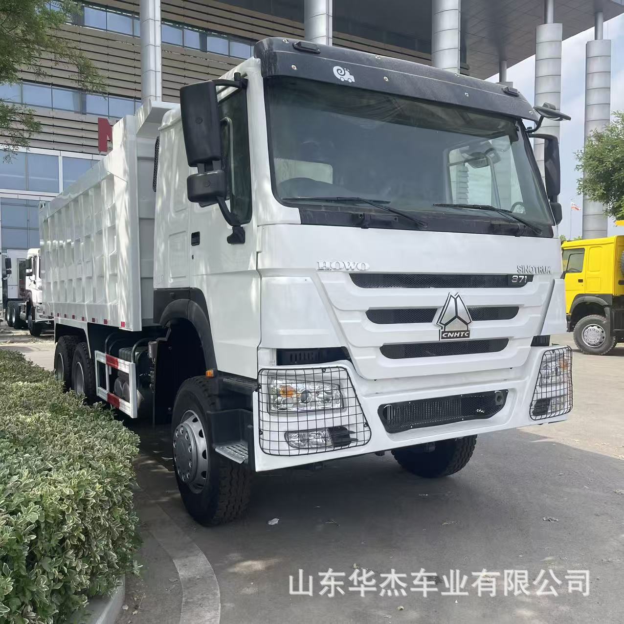 Export of HOWO engineering dump trucks with 371 horsepower, rear eight-wheel muck trucks, and front-four-rear-eight-wheel dump trucks for mining use