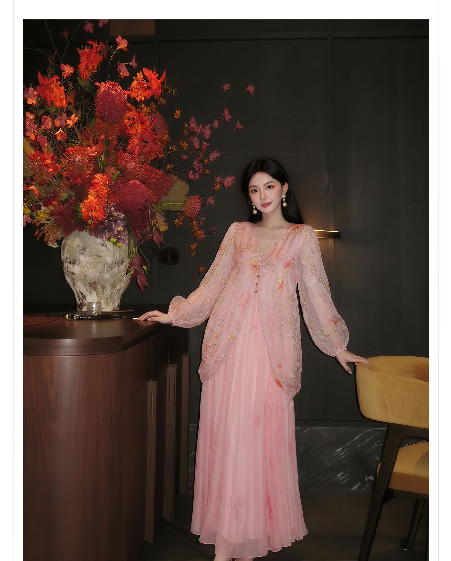 Đầm maxi nữ thắt eo phong cách tân cổ điển, cổ xẻ tà, tay ngắn, họa tiết hoa nhí trên vải voan lưới, thêu kim tuyến và cúc bọc vải — màu hồng chi tiết 11