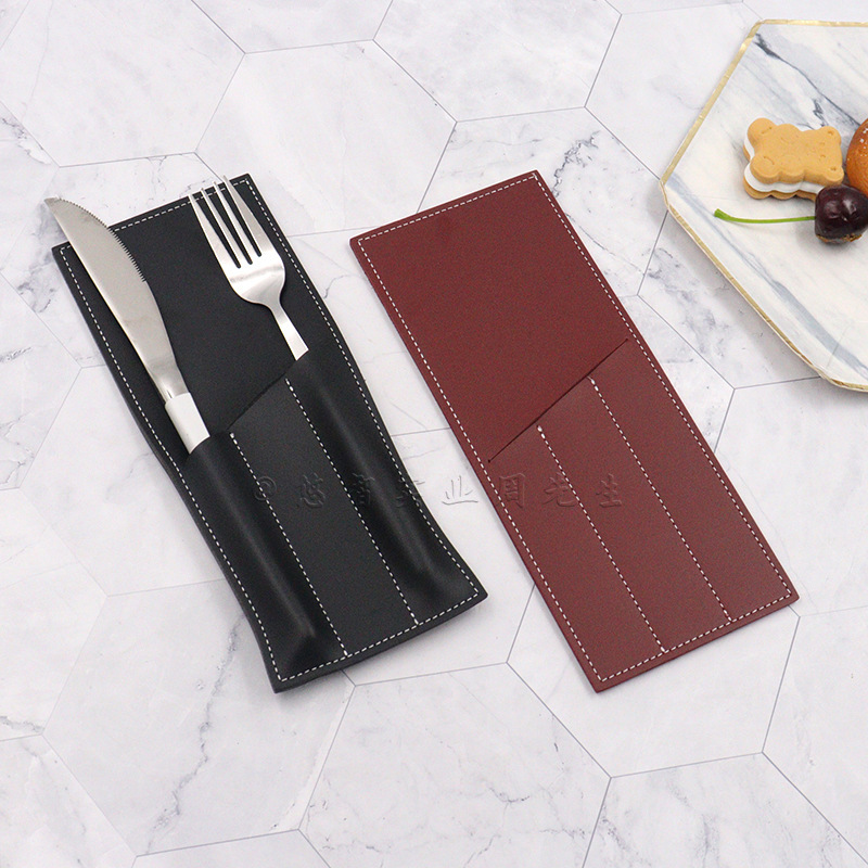 現物のシンプルな皮質ナイフとフォークの食器棚の食器は西洋料理のステーキレストランのナイフとフォークの食器を置いて袋を置きます。|undefined