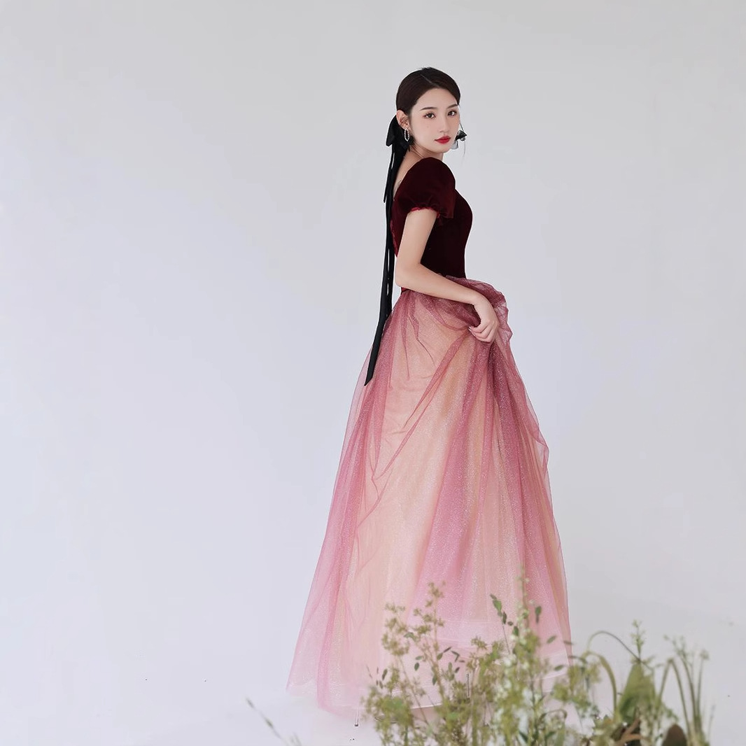 Vestido de novia de terciopelo estilo Hepburn para el verano 2026, nuevo modelo petite, estilo princesa, para compromiso, fuente de suministro. image 4
