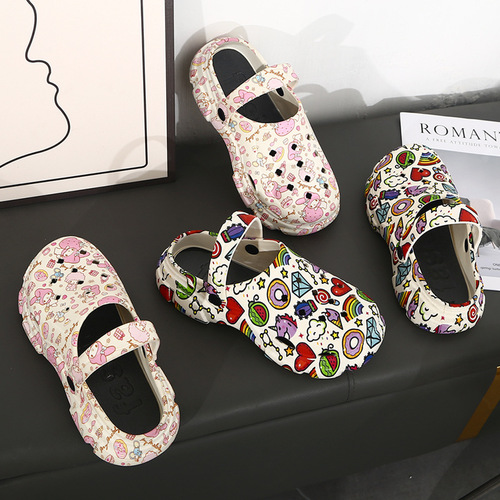 Fuzzy-feel hole shoes for women—summer, cute platform-heeled closed-toe height-increasing thick-soled sandals with a girly vibe, ultra-soft for beach and outdoor wear.