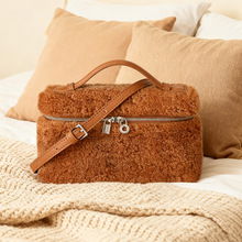 羊羔绒秋冬新款手提饭盒包女小众时尚两用斜挎包大容量毛绒包真皮