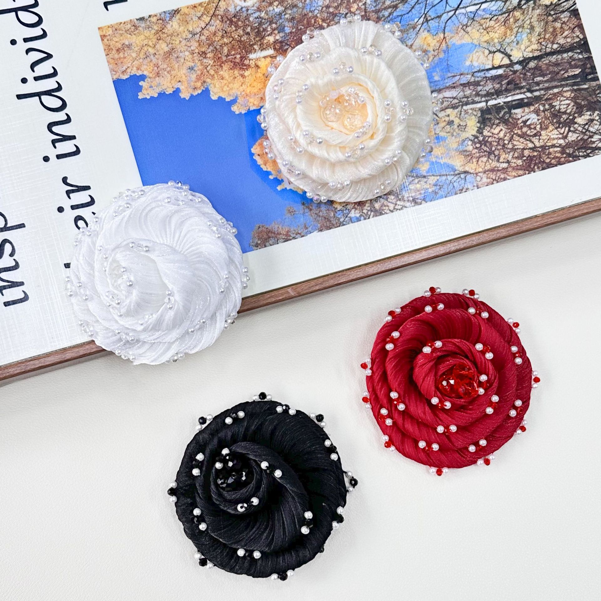 Flores de arena roja perlas multicolores adornadas con flores de tela broche de forma hermosa ropa joyas de cabello accesorios bolsos image 1