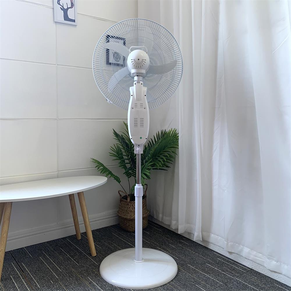 África y América del Sur venta caliente 18 pulgadas ventilador de piso recargable con iluminación de carga de teléfono móvil gran ventilador de emergencia