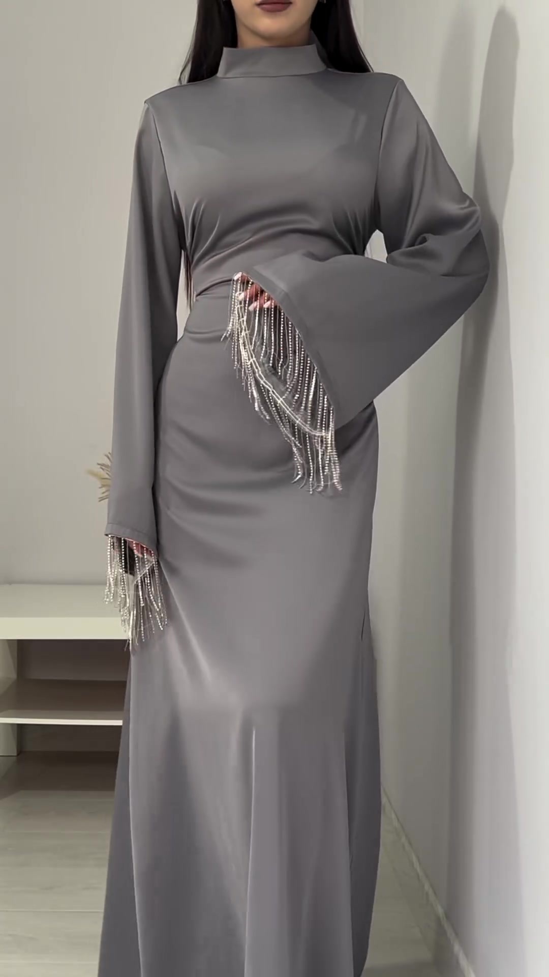 Abito donna elegante con scollo rotondo e dettagli in pizzo_voghion.com