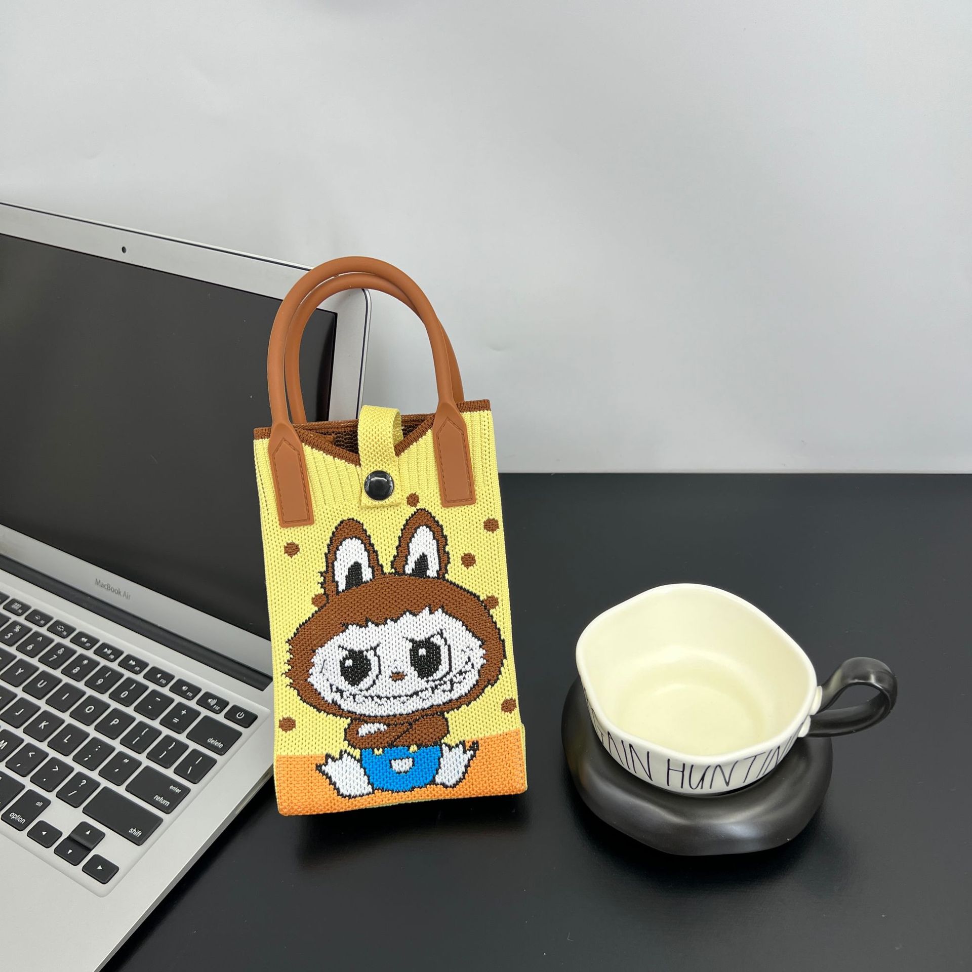 팔을 껴안고 있는 부부