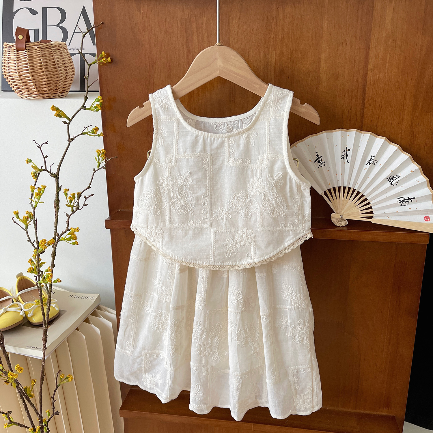 Conjunto de saia e colete de renda para meninas da nova edição coreana 2024, conjunto confortável de duas peças para bebês no verão 24107_voghion.com