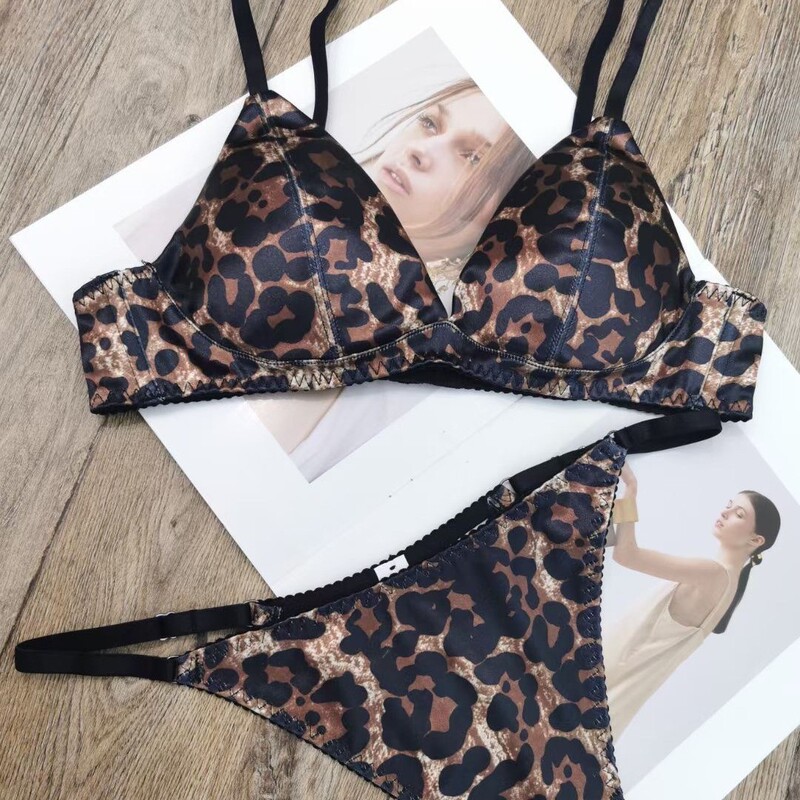 French-Style Lingerie, Sexy and Thin, Minimizes Large Busts, Plus-Size Seamless Satin Triangle Cup Wireless Bra Set