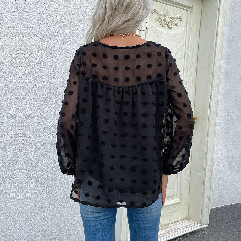 Czarny szyfonowy sweter z długim rękawem i dekoltem w serek, wykonany z wełny i żakardu_voghion.com