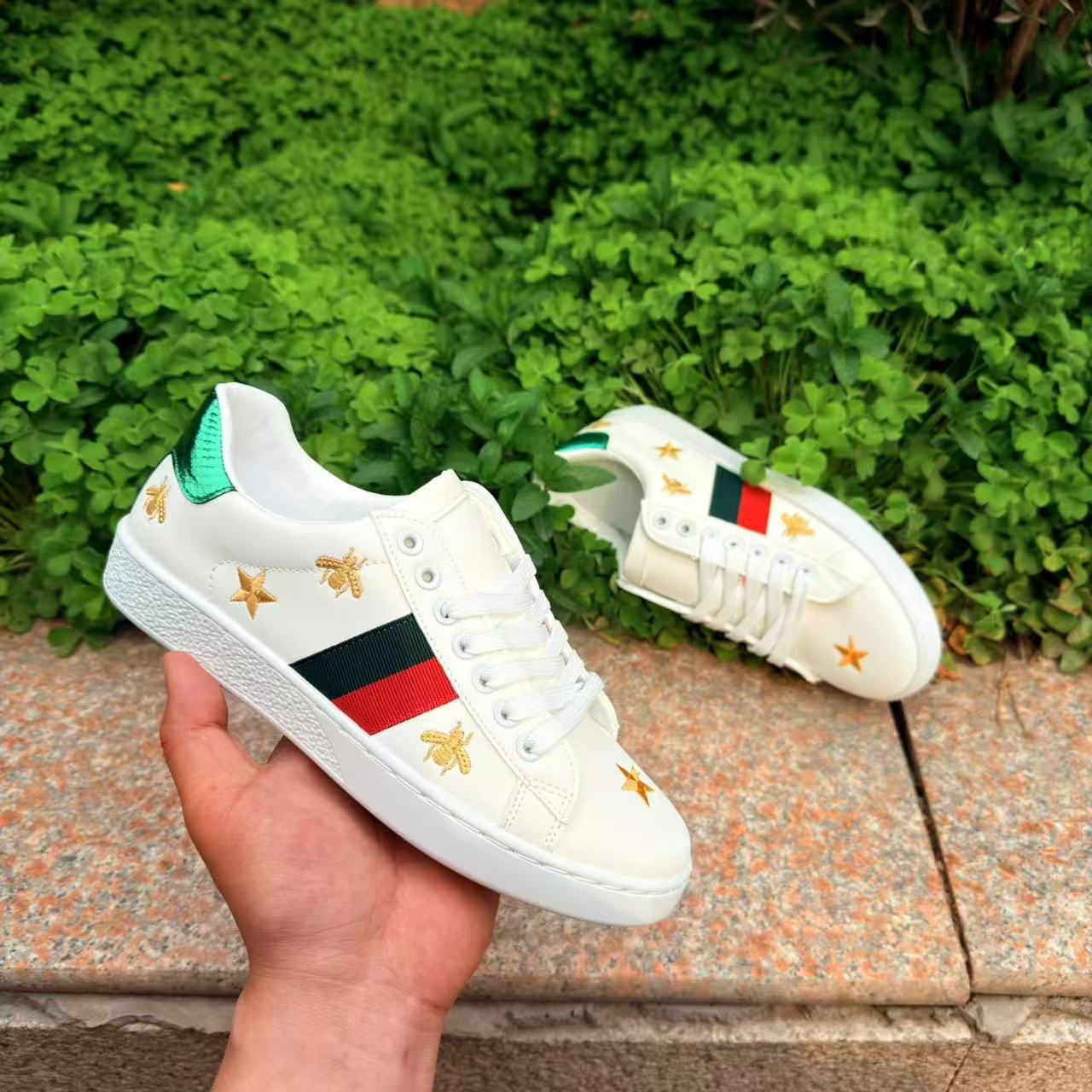 Bee Europa marca de moda bordada zapatos blancos ligeros de lujo con suela gruesa de moda para hombres zapatos deportivos de skate de estilo universal zapatos casuales
