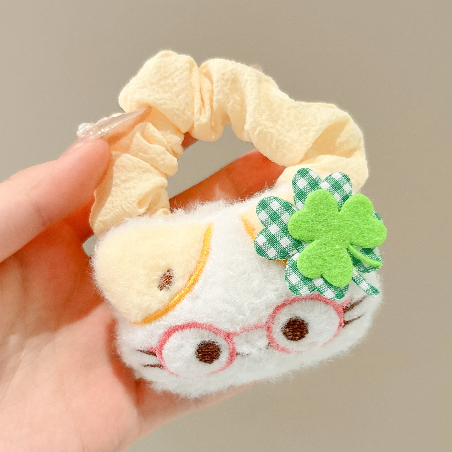 1#Gatito afortunado con gafas (el gatito mide aproximadamente 8*5,5 cm, el círculo inferior mide aproximadamente 8 cm)