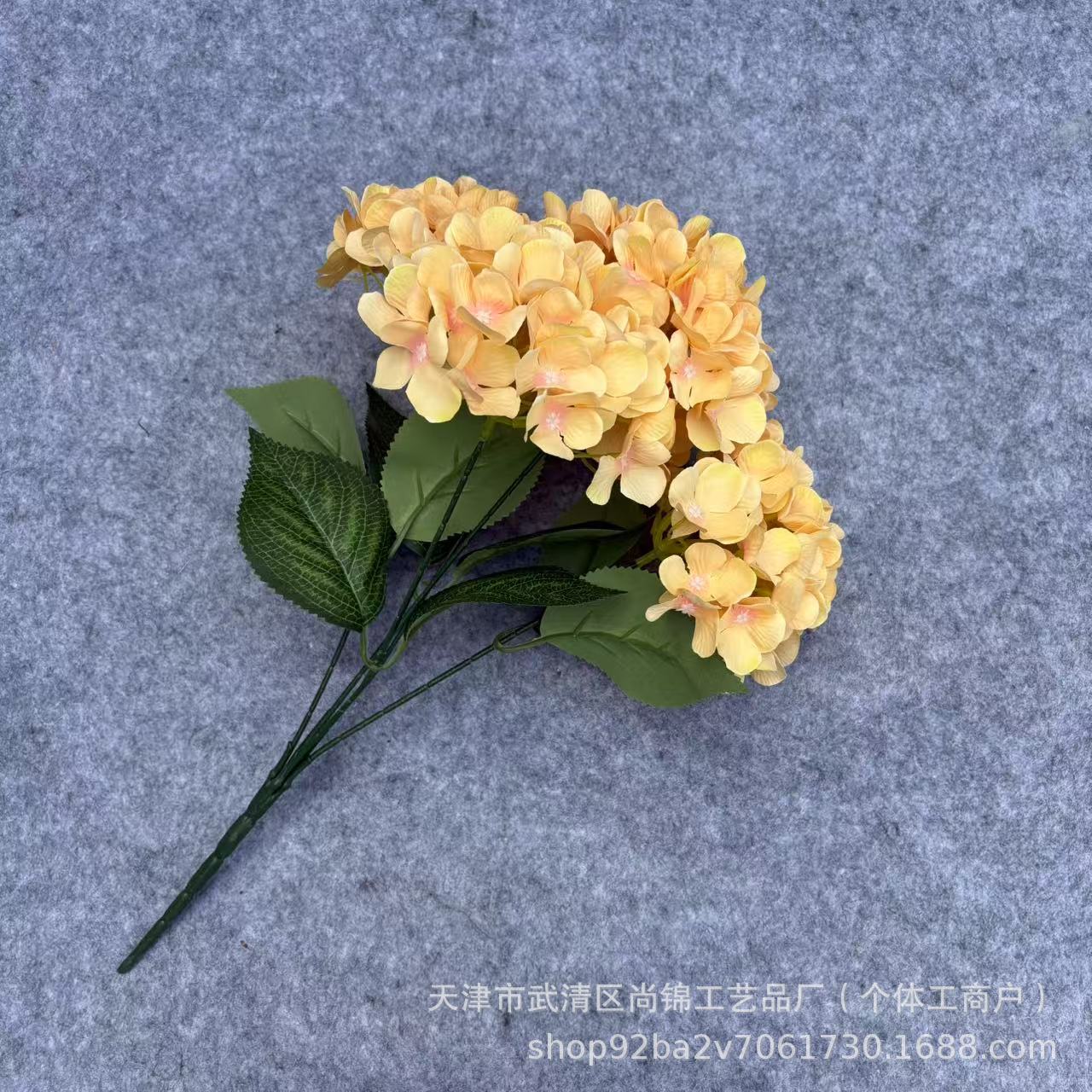 밝은 오렌지색