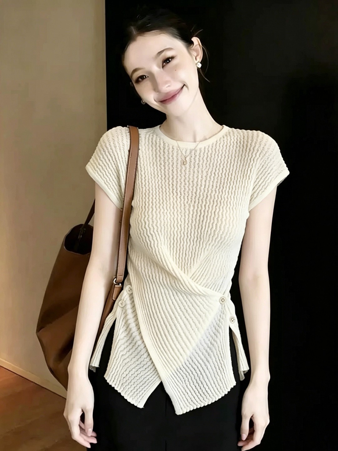 Áo thun nữ cổ tròn tay ngắn dệt kim lụa mát mẻ — màu đen
