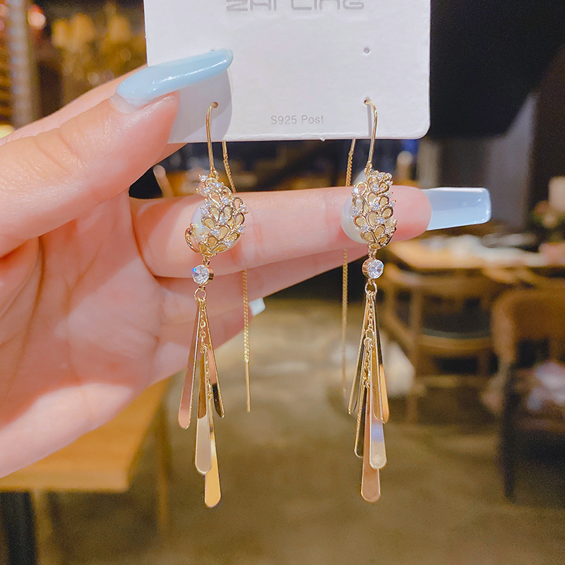 Fashion Inlaid Zircon Tassel Alloy Earrings display picture 2