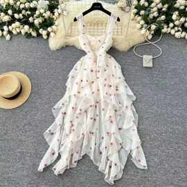 纯欲甜辣风漂亮独特碎花吊带连衣裙女夏季海边度假风不规则沙滩裙