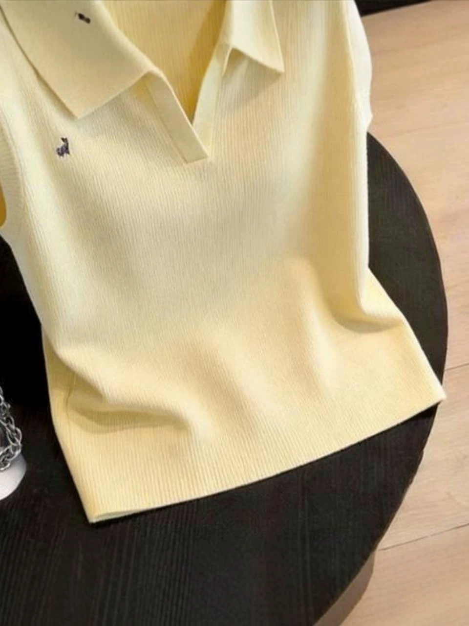 Áo croptop nữ cổ V thêu họa tiết, phom dáng ôm sát, không tay — màu vàng