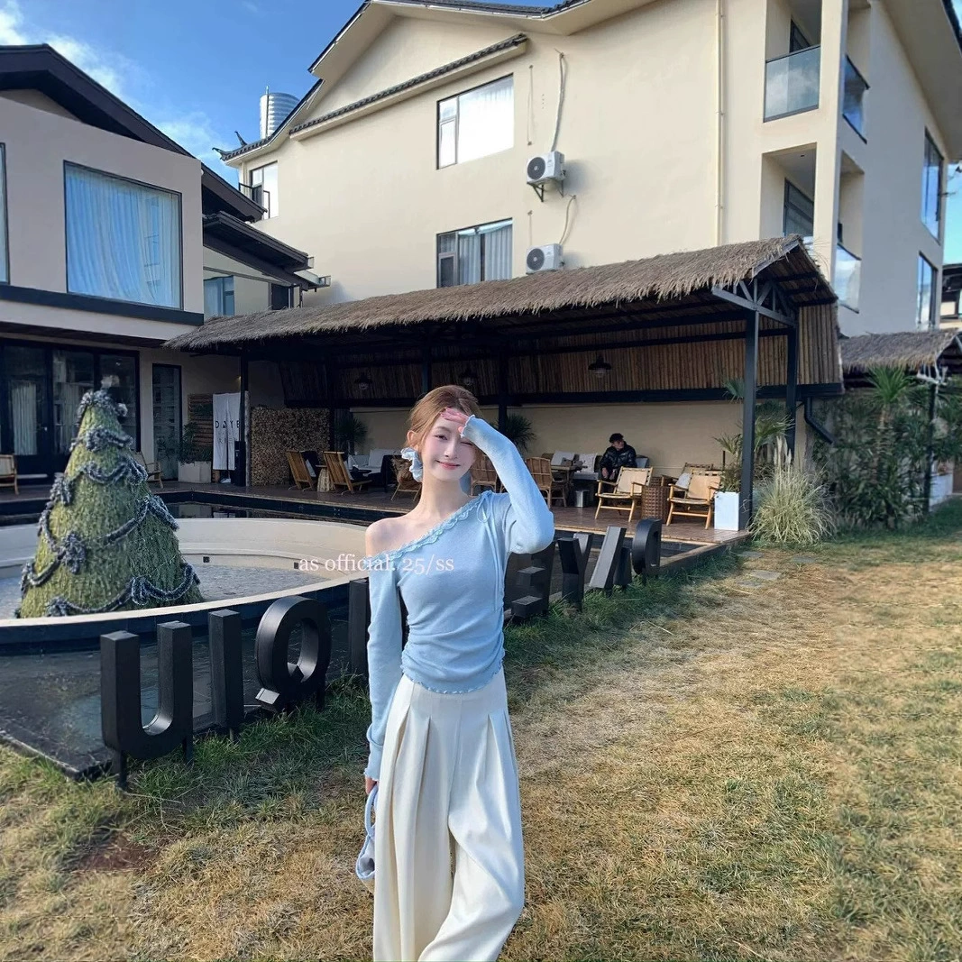 Женский трикотаж на одно плечо с длинными рукавами в корейском стиле, весенне-осенний стиль, милый и универсальный, стройнящий, короткий топ с открытыми плечами.