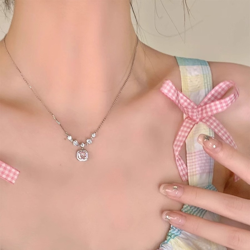 女性用の軽くて豪華なジルコンシュガーキューブダイヤモンドネックレス、シンプルなニッチデザインのネックレス、絶妙でハイエンド、多用途の鎖骨チェーントレンド|undefined