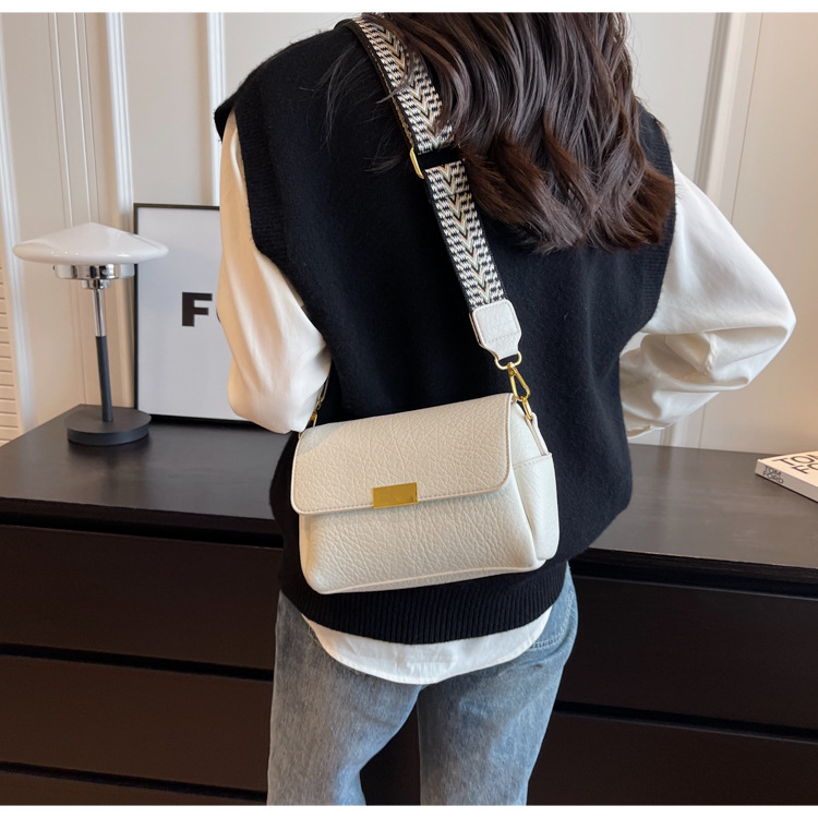 Women's Small Pu Leather Solid Color Streetwear Square Magnetic Buckle Shoulder Bag Crossbody Bag display picture 4