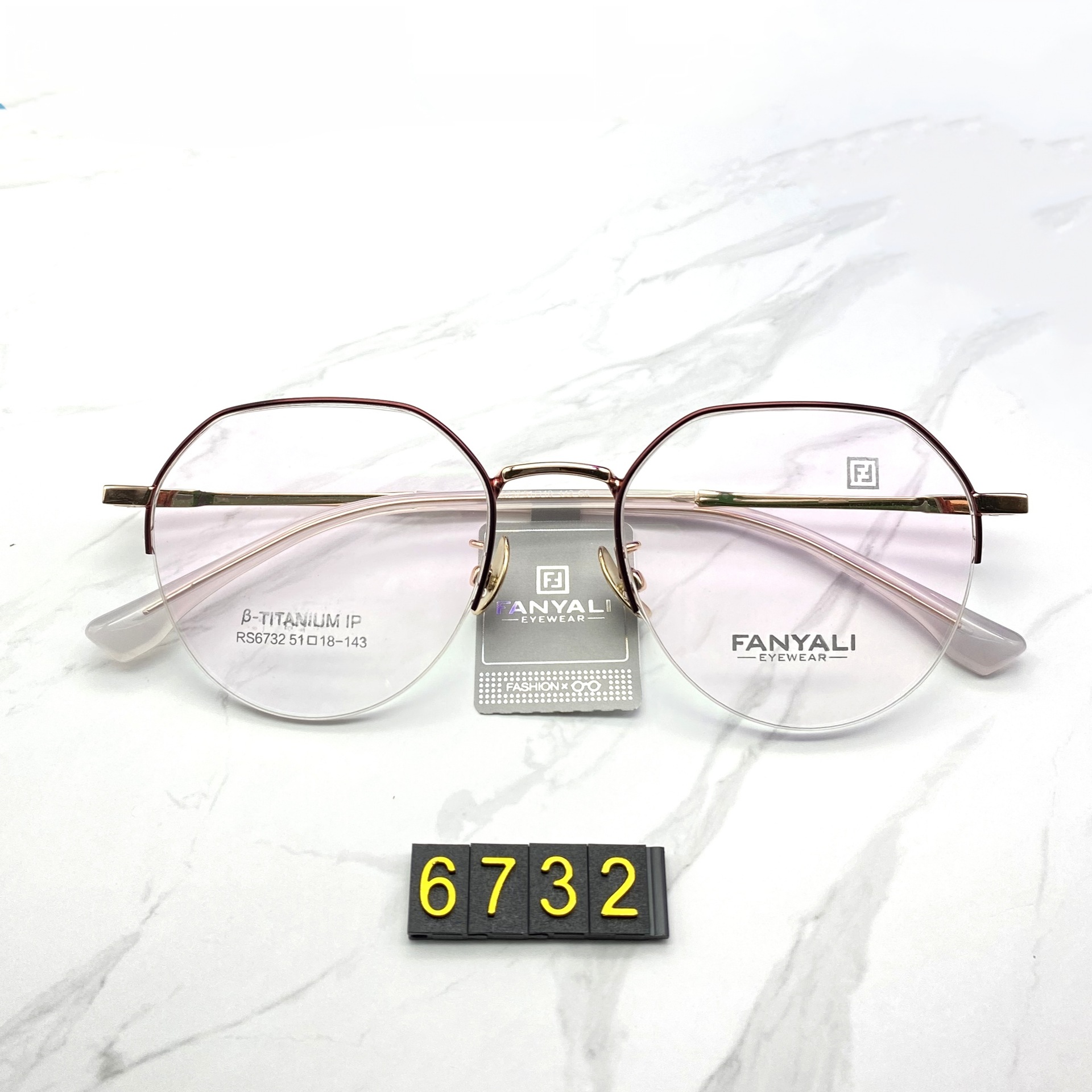 Venta al por mayor RS6732 ultra-ligero moda retro semi-titanio marco puro titanio nariz almohadilla de dos colores IP chapado resistente al color